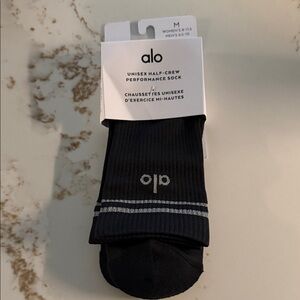 ALO Yoga Unisex Half-Crew Performance Sock - Black and Gray